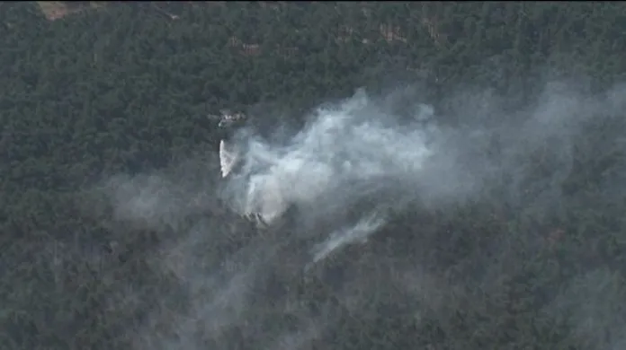 Letecké záběry lesního požáru u Bzence