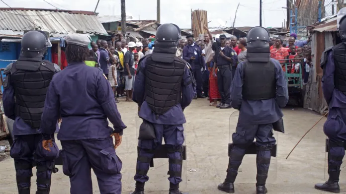 Armáda dohlíží na chudinskou čtvrť v Monrovii