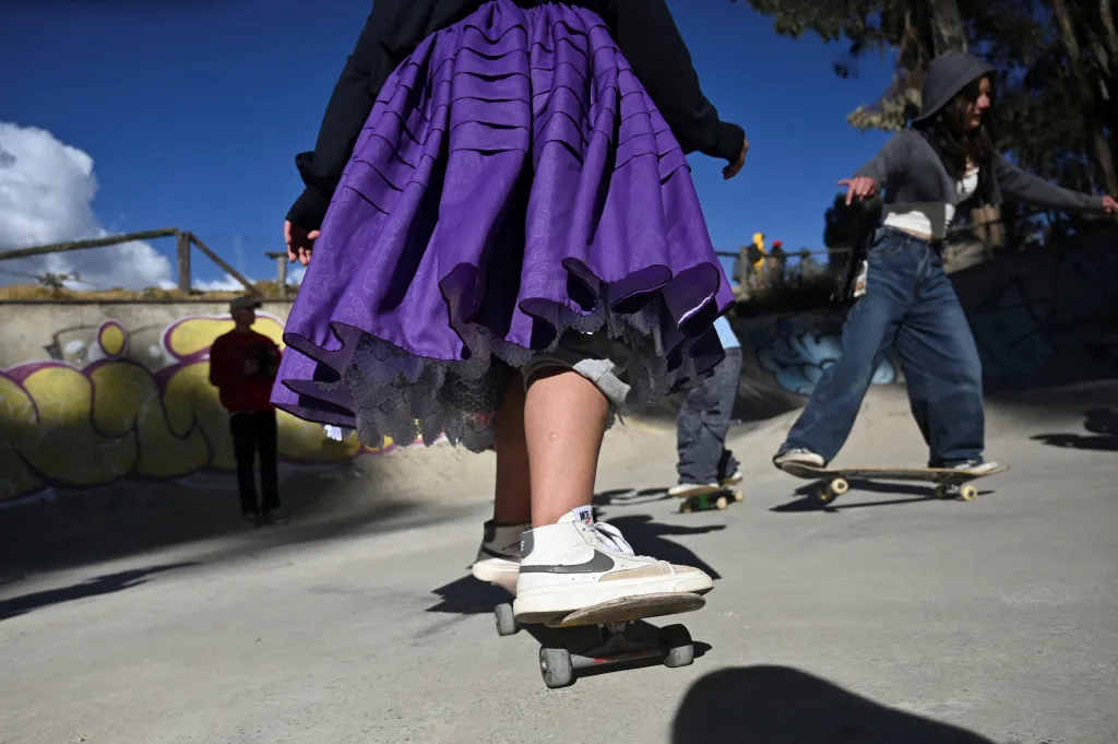 Bolivijské „cholitas“ předvádí své schopnosti na skateboardu