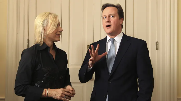 Ačkoli David Cameron na snímku z roku 2012 gestikuluje pravou rukou, je levák stejně jako Martina Navrátilová, s níž rozpráví.