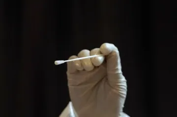 Nově nakažených covidem bylo v Česku ve středu podle testů méně než o týden dříve