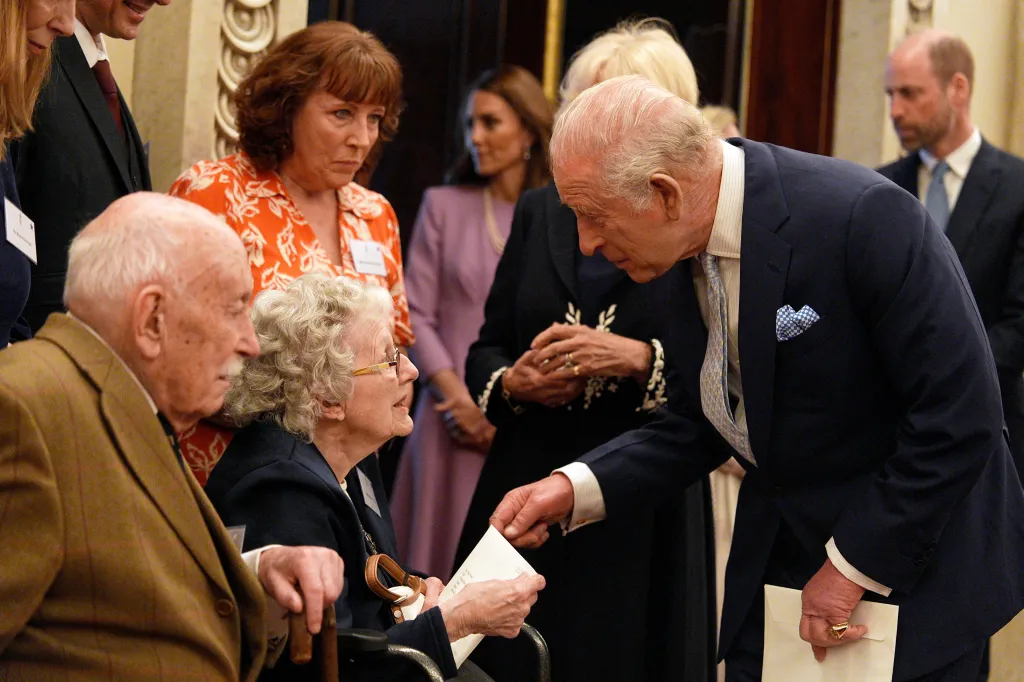 Král Karel III. předal lidem, kteří v den 100. výročí narození královny Alžběty II. oslavili 100. narozeniny, narozeninová blahopřání