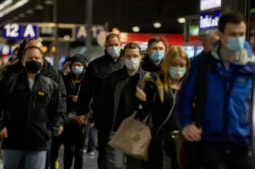 Německo i Belgie zpřísňují karanténní opatření, v Itálii a ve Španělsku se lidé bouří