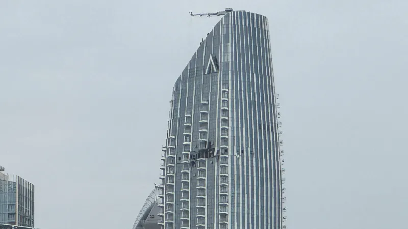 Dronem poškozená budova v Dubaji (12. března 2026)