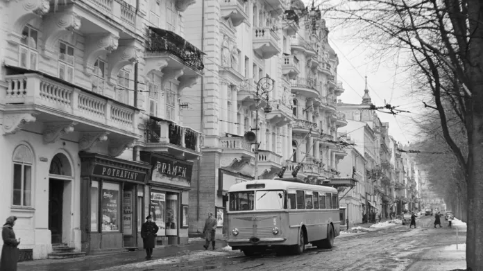 V Mariánských Lázních začaly trolejbusy jezdit místo tramvají. Později samy čelily snaze nahradit je elektrobusy
