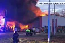 V pražském Braníku hořela hala, nejezdily tramvaje ani auta v Modřanské ulici
