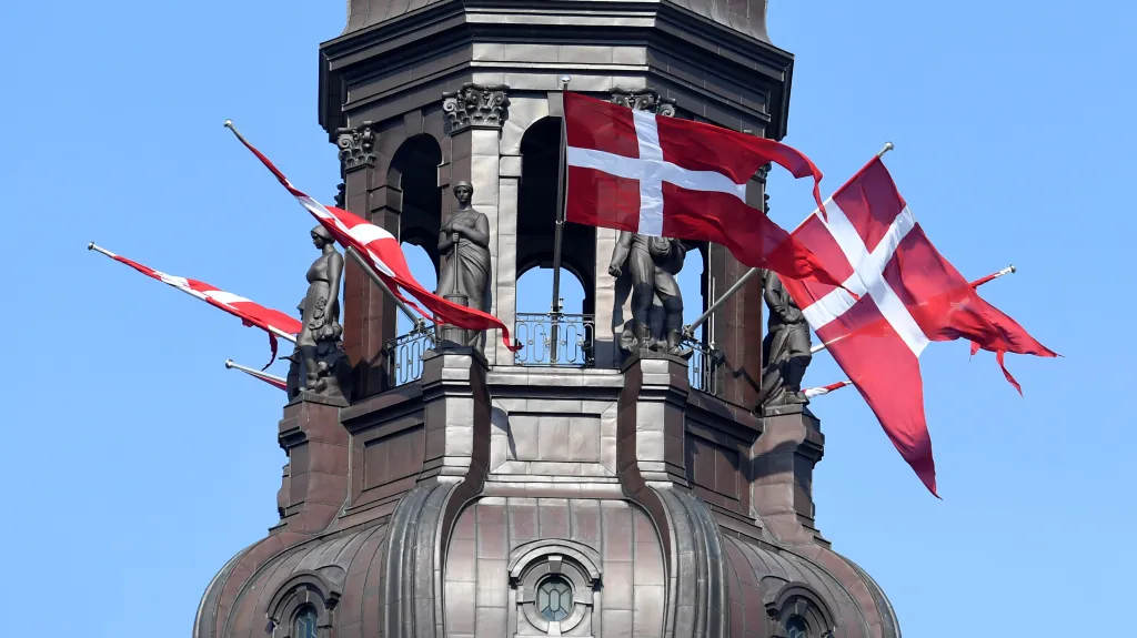 Vlajky na budově dánského parlamentu