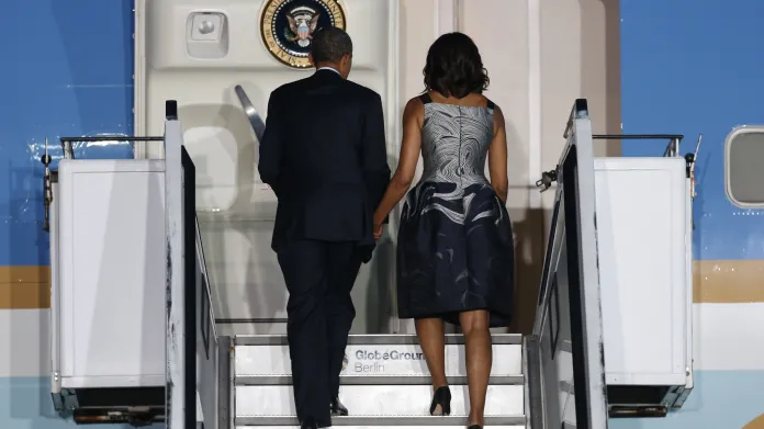 Barack Obama s manželkou odlétá z Německa