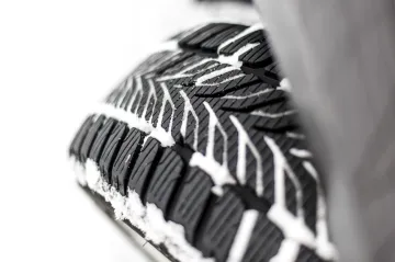 Zimní pneumatiky jsou povinné, když sněží a mrzne. Bezpečnější jsou ale i nad nulou