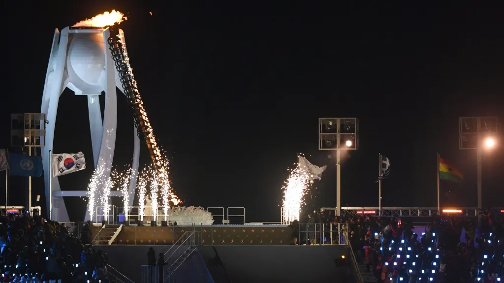Zapálení olympijského ohně nad Pchjongčchangem