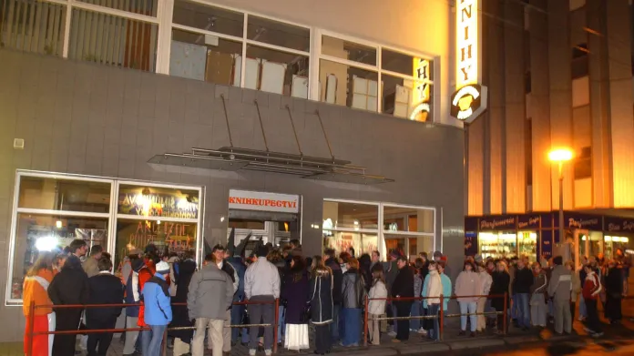 Lidé čekají na zahájení prodeje nového dílu Harryho Pottera v Ústí nad Labem