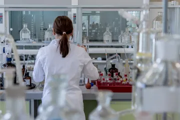 Univerzita Palackého prohlásila smlouvy zaměstnanců ústavu CATRIN za neplatné. Chybí podpis děkana