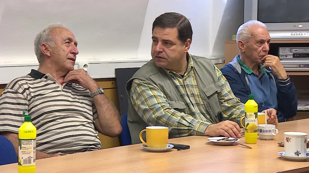 Při kávě proberou v klubu řečtí důchodci především politiku