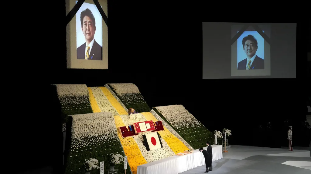 Japonsko se státním pohřbem rozloučilo se zavražděným expremiérem Šinzóem Abem
