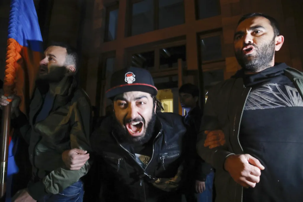 Demonstranti vtrhli do budovy Národního shromáždění Arménie