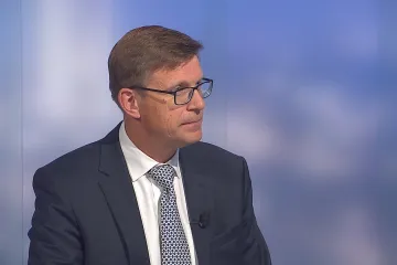 Ministři EU schválili novou normu Euro 7, napsal Kupka. Emisní limity pro auta jsou mírnější
