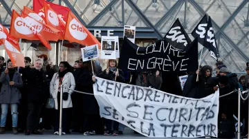 Zaměstnanci pařížského muzea Louvre stávkují před budovou
