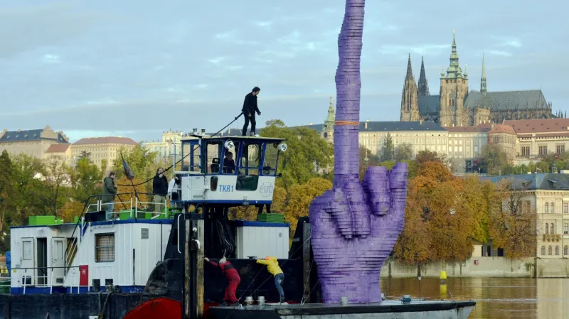 David Černý umisťuje svou plastiku na Vltavu mezi Národním divadlem a Střeleckým ostrovem.