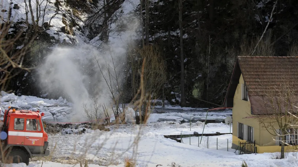 Pyrotechnici odstraňují led na Jizeře