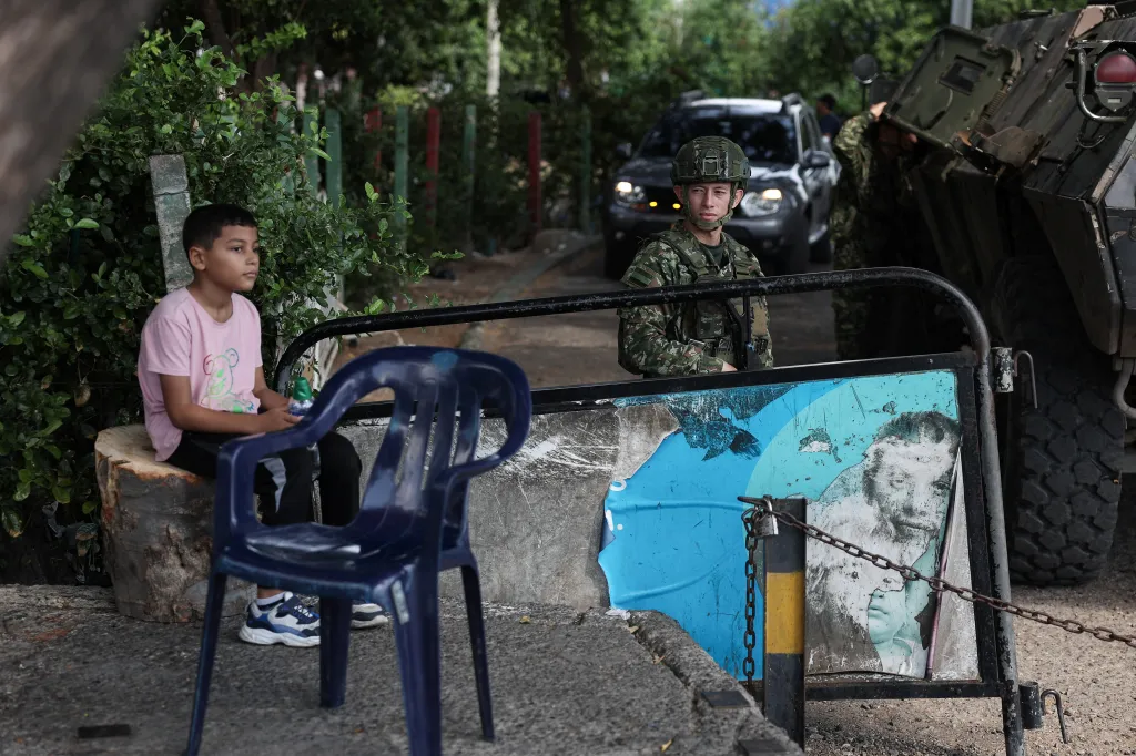 Chlapec pozoruje dění na hranici mezi Venezuelou a Kolumbií