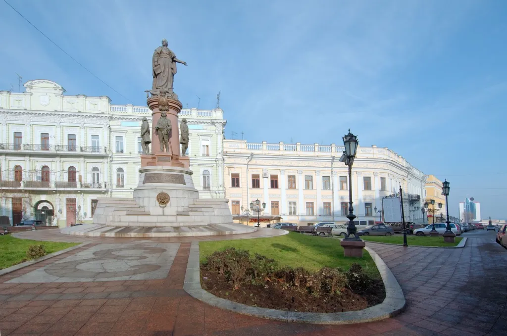 Pomník císařovny Kateřiny II. v Oděse, rok 2012. Císařovna byla zakladatelkou města a zároveň symbolem ruského impéria