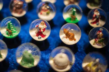 Mše na bruslích, lebka koně před dveřmi nebo zákeřná kočka. Vánoční zvyky ve světě často překvapí 