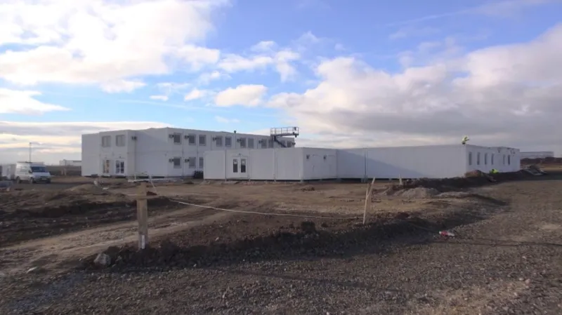 V průmyslové zóně Triangle vyrůstá mobilní městečko