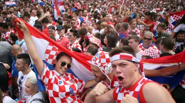 Fanoušci v Záhřebu čekají na příjezd chorvatského fotbalového národního týmu