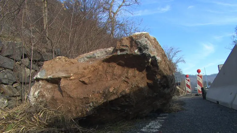 Kus skály se ráno sesul na silnici mezi Měchenicemi u Prahy a Zbraslaví - u Vranské přehrady.