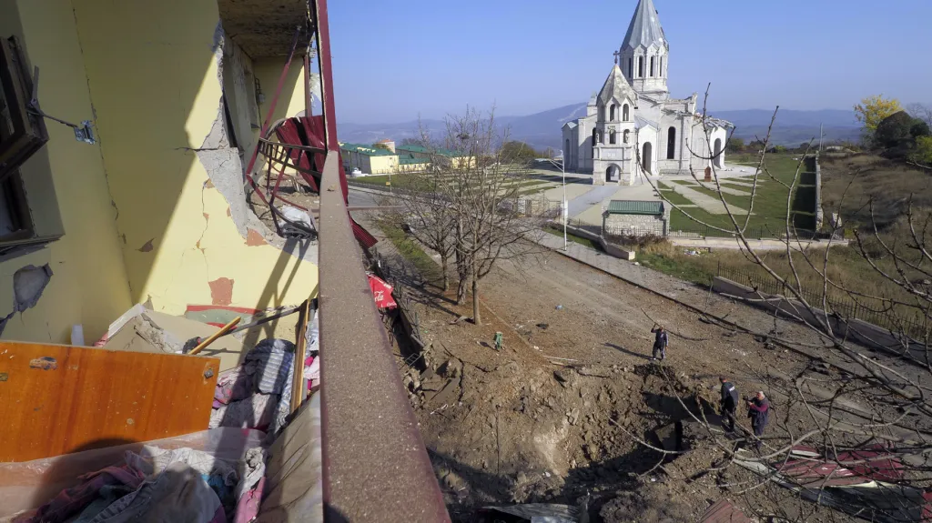Katedrála Krista Spasitele po bombardování v Šuše
