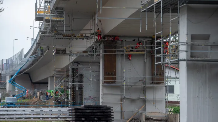 Dělníci dokončují poslední úpravy Nového mostu v Kolíně