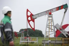 Vyhnat cenu ropy vzhůru se Rusku a OPEC nedaří. Přiškrcení těžby dorovnávají americké břidlice