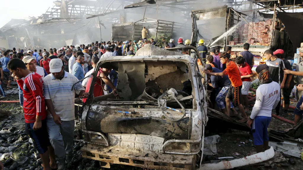Výbuch na přeplněném tržišti na okraji Bagdádu