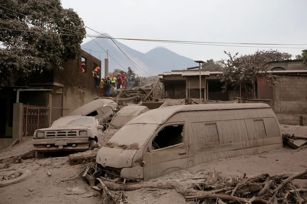 Hasiči a záchranáři hledají těla přeživších v oblasti zasažené opakovanými erupcemi vulkánu Fuego v Guatemale