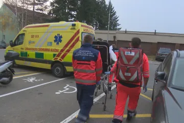 Sílí útoky na zdravotníky. U kladenské nemocnice někdo rozbil zrcátka a propíchal pneumatiky
