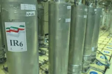 Írán začal plnit centrifugy na obohacování uranu plynem