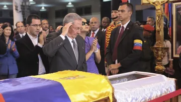 Raúl Castro u rakve Huga Cháveze