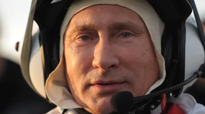 Vladimir Putin vedl se svým kluzákem jeřáby