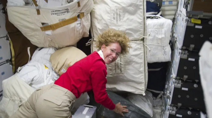 Na ISS přivezl Atlantis tuny zásob, které teď posádka vykládá