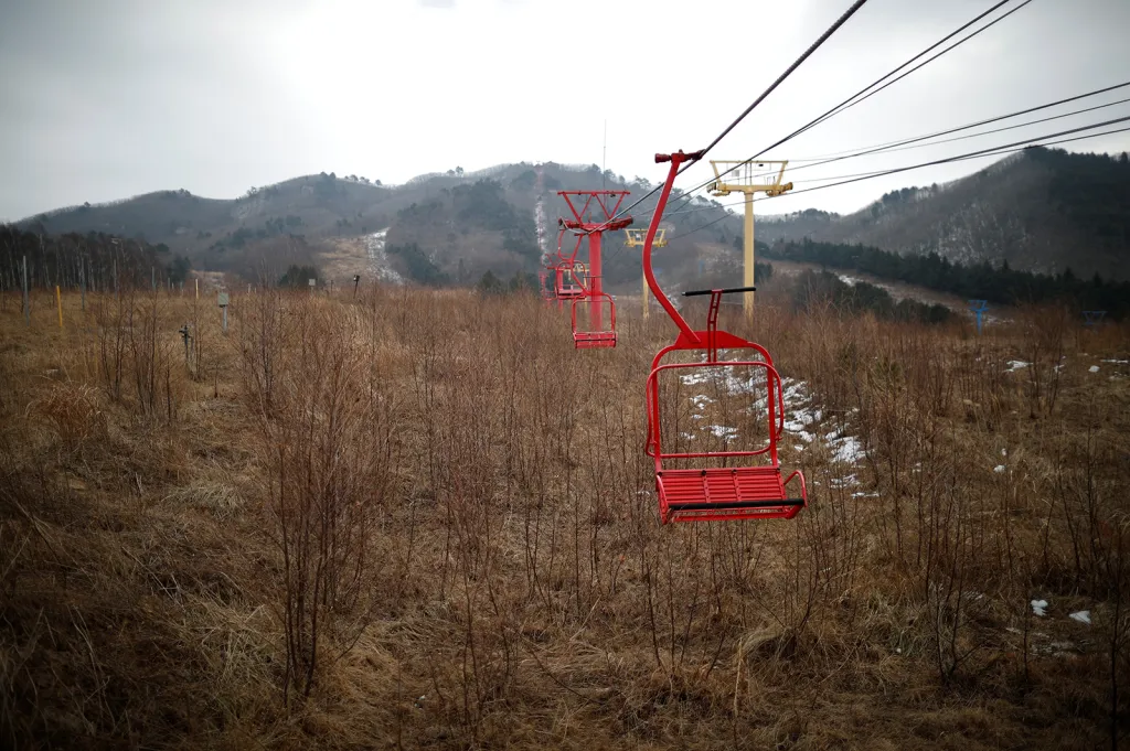 Nefunkční a zpustlá sedačková lanovka na lyžařské sjezdovce bývalého rekreačního areálu Alps Ski Resort u města Goseong