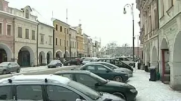 Auta parkující v ulicích Litomyšli
