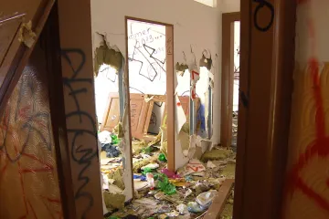 Z Holubího domu dům hrůzy. Hradec Králové řeší situaci mezi nádražími