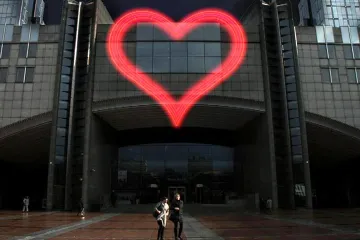 Havlovo neonové srdce se rozzáří nad Evropským parlamentem