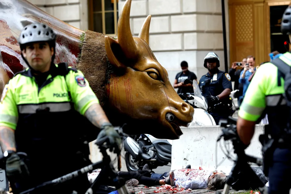 Klimatičtí aktivisté v New Yorku jsou obklopeni policií při protestech proti vymírání živočišných druhů