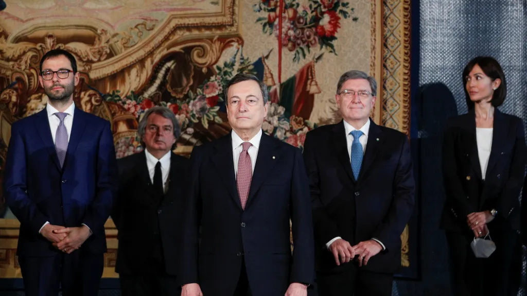 Nový italský premiér Mario Draghi se svojí vládou při jmenování