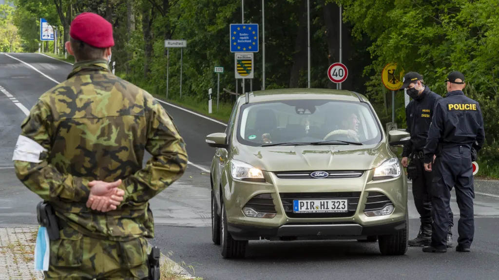 Auto přejíždí přes hraniční přechod Petrovice/Lückendorf na Ústecku
