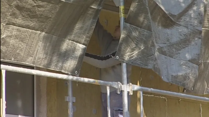 Dělníci pracují dál na černé stavbě