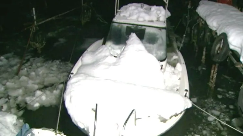 Lodě potopené pod těžkým sněhem