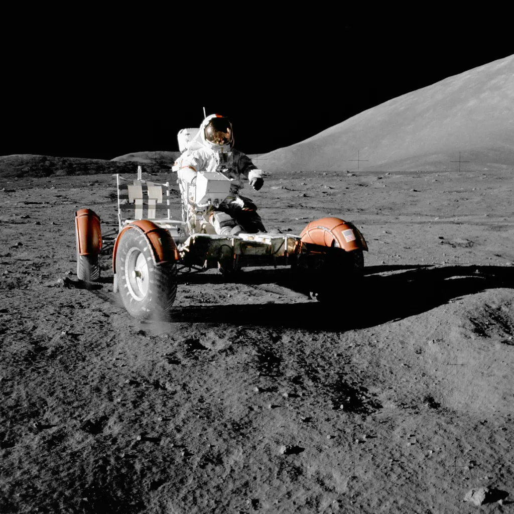 Schmitt sedící v lunárním vozítku