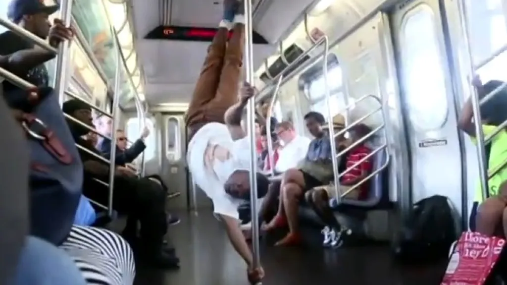 Akrobat v newyorském metru